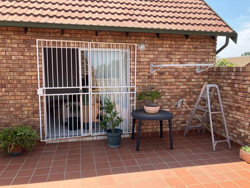 2 Bedroom Property for Sale in Die Hoewes Gauteng