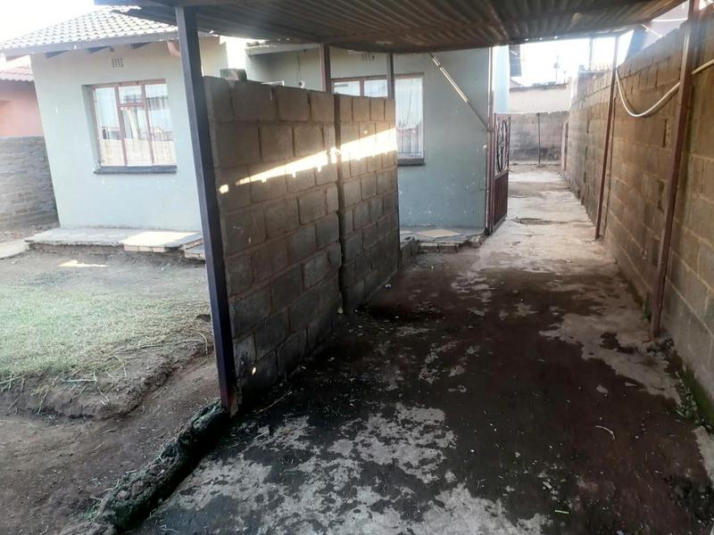 2 Bedroom Property for Sale in Zola Gauteng