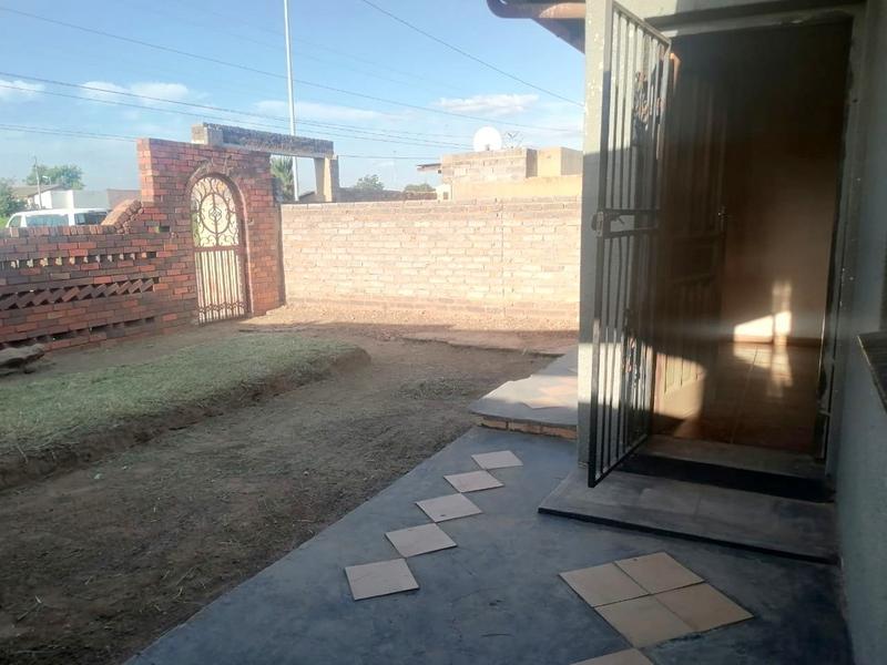 2 Bedroom Property for Sale in Zola Gauteng
