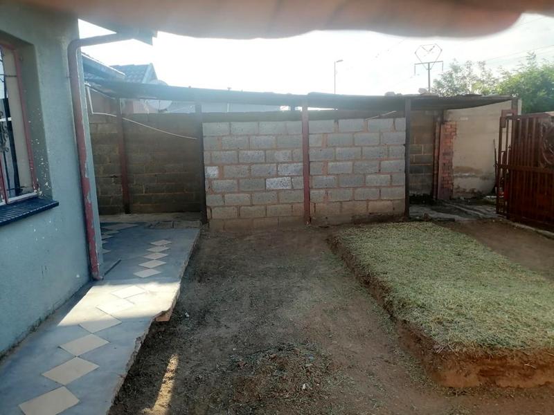 2 Bedroom Property for Sale in Zola Gauteng