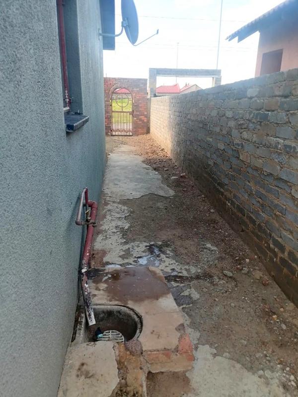 2 Bedroom Property for Sale in Zola Gauteng