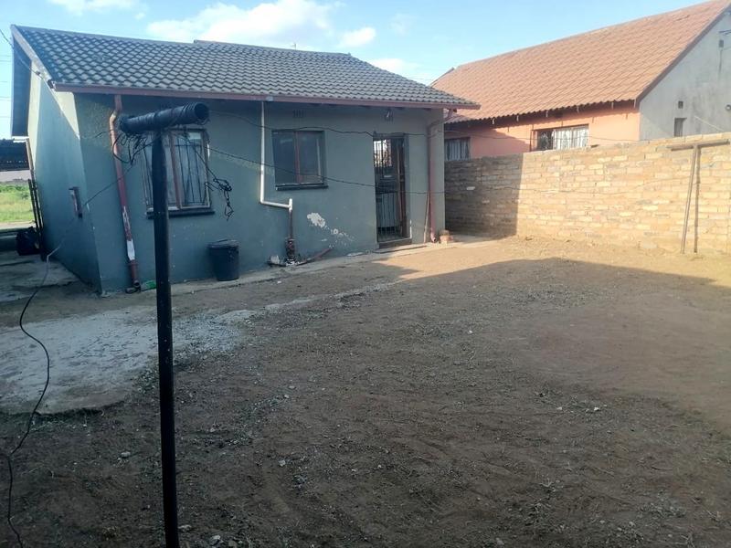 2 Bedroom Property for Sale in Zola Gauteng