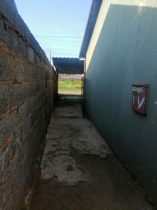 2 Bedroom Property for Sale in Zola Gauteng