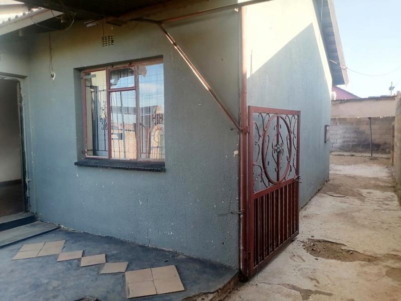 2 Bedroom Property for Sale in Zola Gauteng