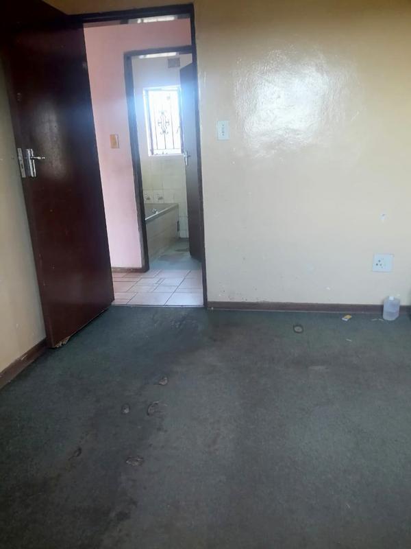 2 Bedroom Property for Sale in Zola Gauteng