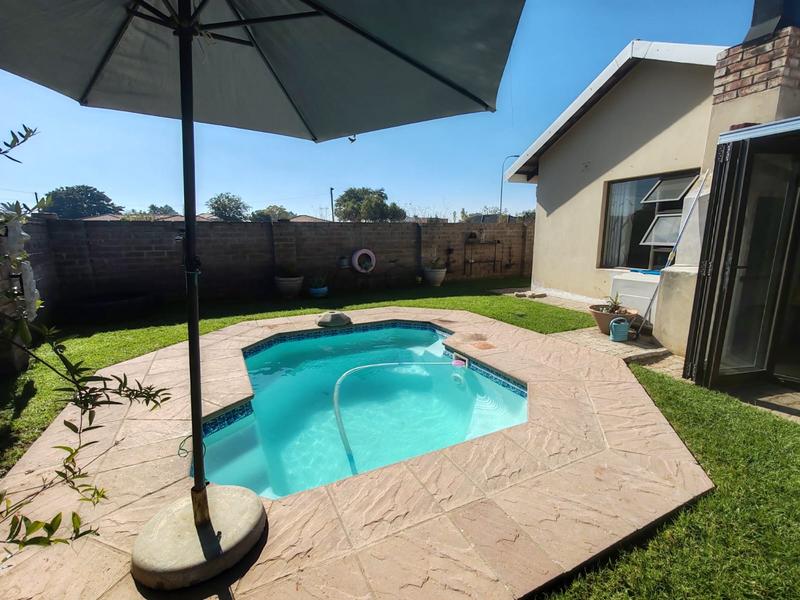 To Let 3 Bedroom Property for Rent in Kookrus Gauteng