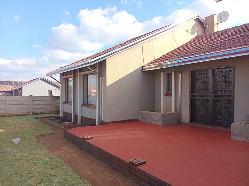 To Let 4 Bedroom Property for Rent in Beverley Hills Gauteng