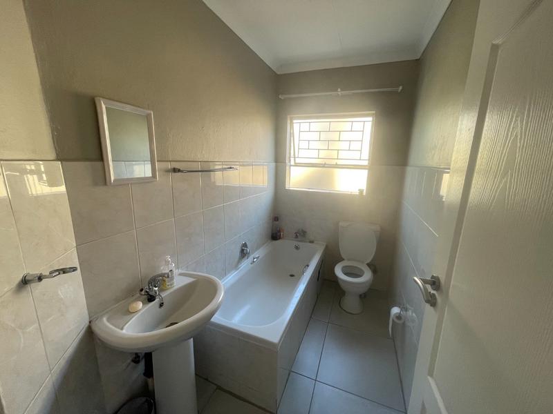 To Let 2 Bedroom Property for Rent in Little Falls Gauteng