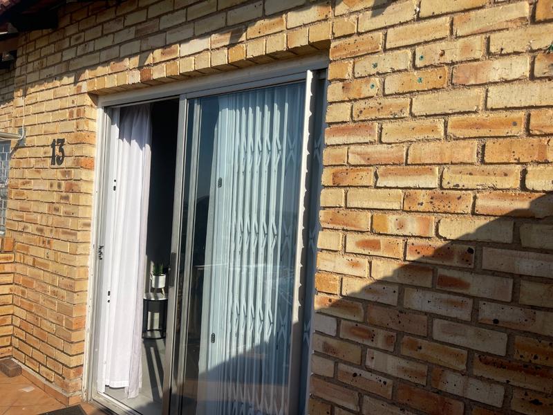 To Let 2 Bedroom Property for Rent in Little Falls Gauteng