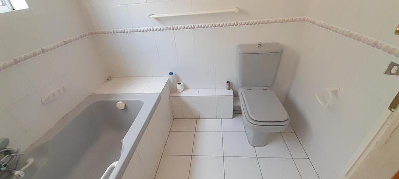 To Let 4 Bedroom Property for Rent in Little Falls Gauteng