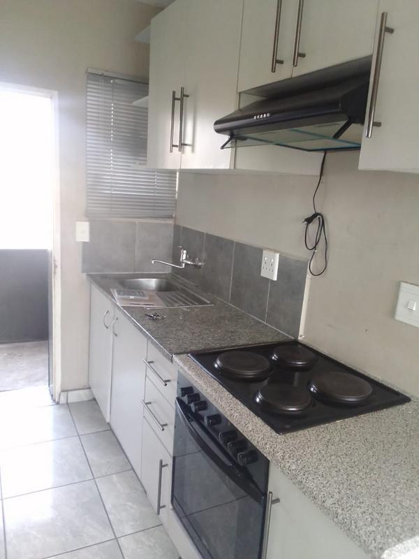 To Let 2 Bedroom Property for Rent in Fleurhof Gauteng