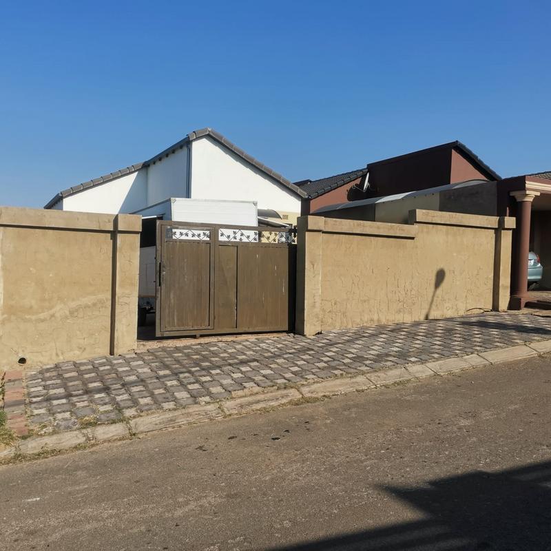 To Let 3 Bedroom Property for Rent in Fleurhof Gauteng