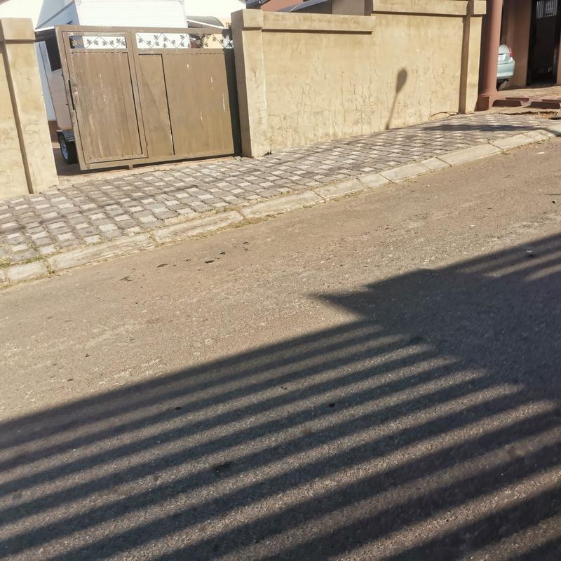 To Let 3 Bedroom Property for Rent in Fleurhof Gauteng