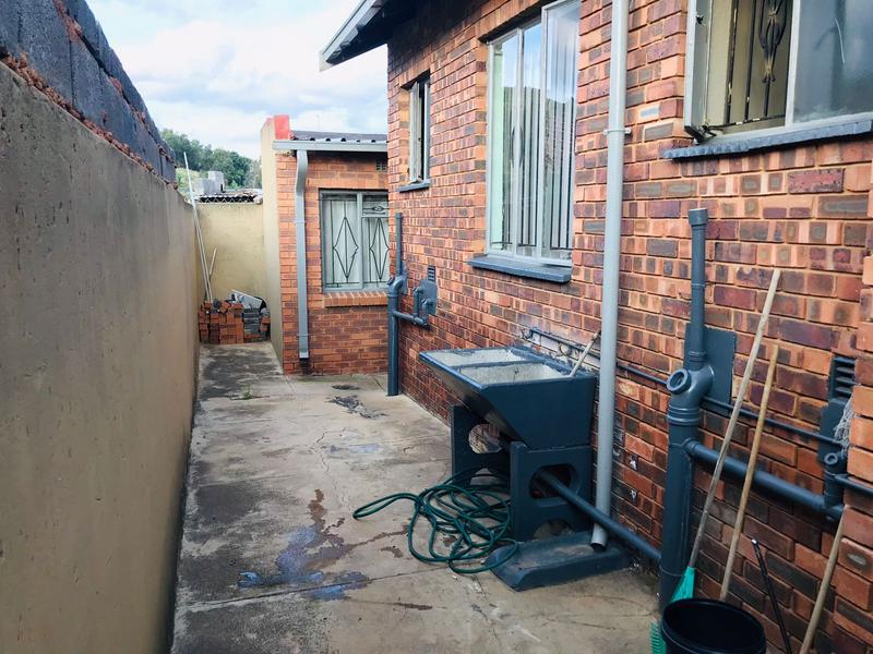 5 Bedroom Property for Sale in Diepkloof Gauteng