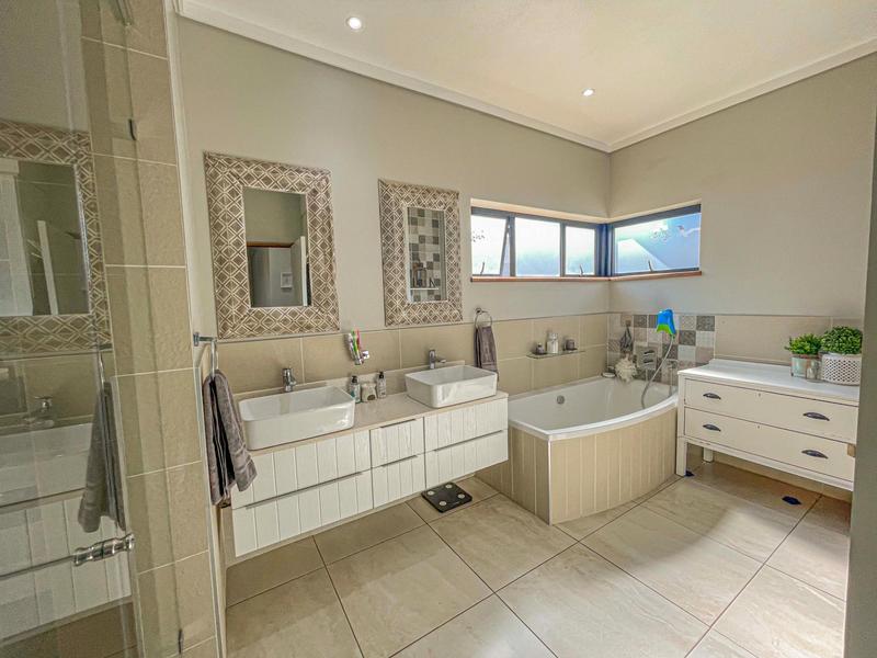 4 Bedroom Property for Sale in Midstream Ridge Gauteng