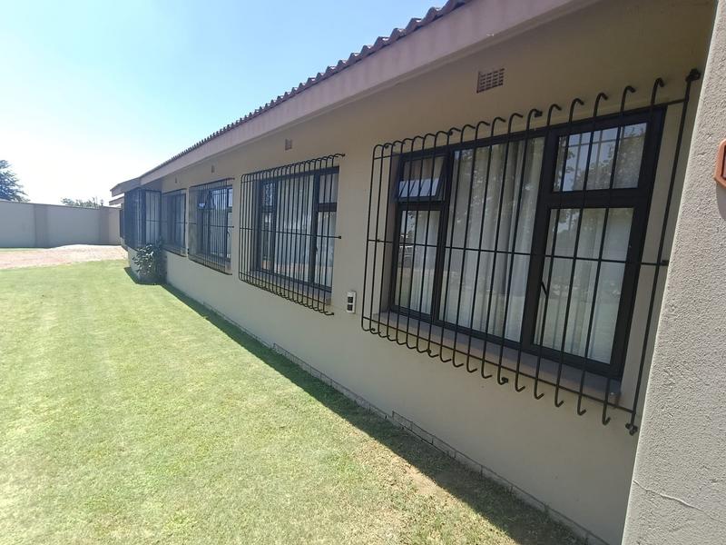 To Let 4 Bedroom Property for Rent in Dunnottar Gauteng
