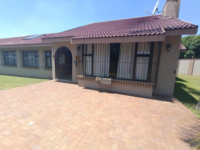 To Let 4 Bedroom Property for Rent in Dunnottar Gauteng