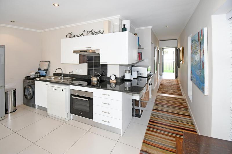 1 Bedroom Property for Sale in Hurlingham Gauteng