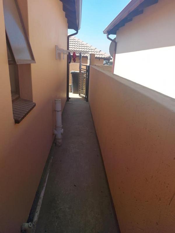 To Let 2 Bedroom Property for Rent in Clayville Gauteng