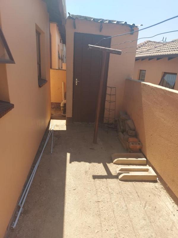 To Let 2 Bedroom Property for Rent in Clayville Gauteng