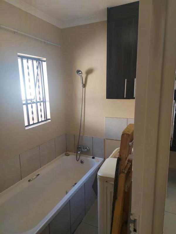 To Let 2 Bedroom Property for Rent in Clayville Gauteng