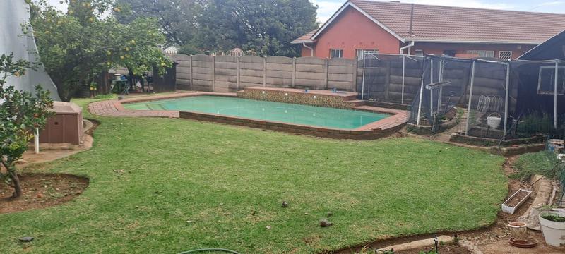 To Let 1 Bedroom Property for Rent in Klippoortjie Gauteng