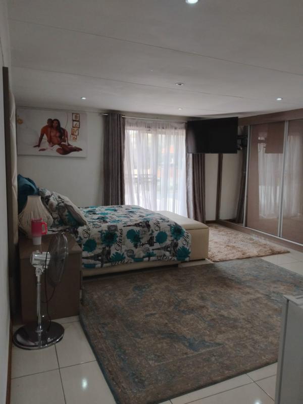 7 Bedroom Property for Sale in Cyrildene Gauteng