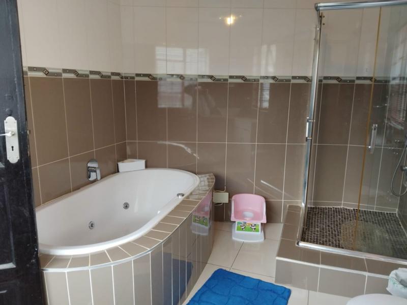 7 Bedroom Property for Sale in Cyrildene Gauteng