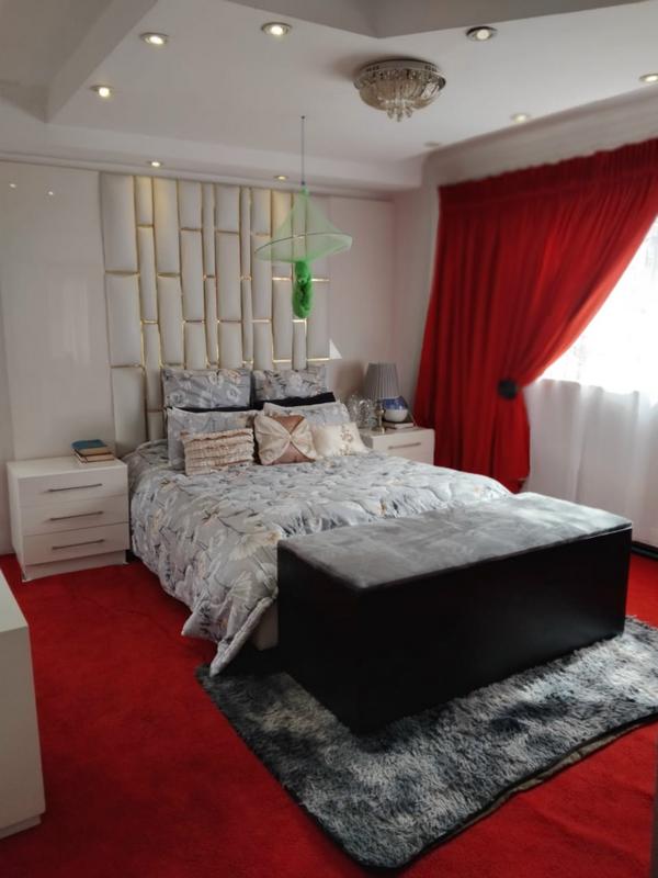 7 Bedroom Property for Sale in Cyrildene Gauteng