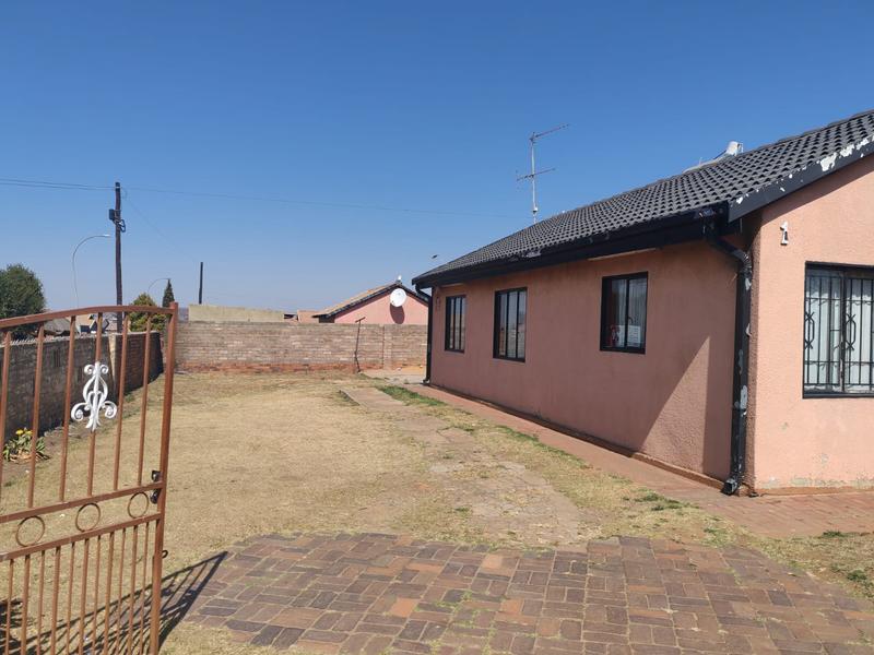 2 Bedroom Property for Sale in Lenasia Gauteng