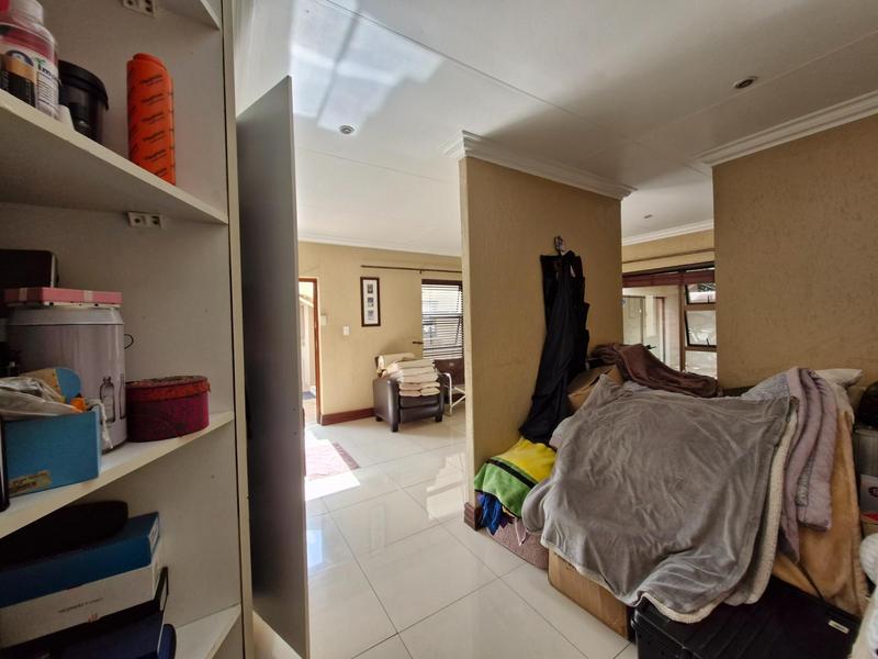 To Let 1 Bedroom Property for Rent in Glen Marais Gauteng