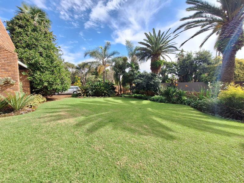 5 Bedroom Property for Sale in Rooihuiskraal North Gauteng