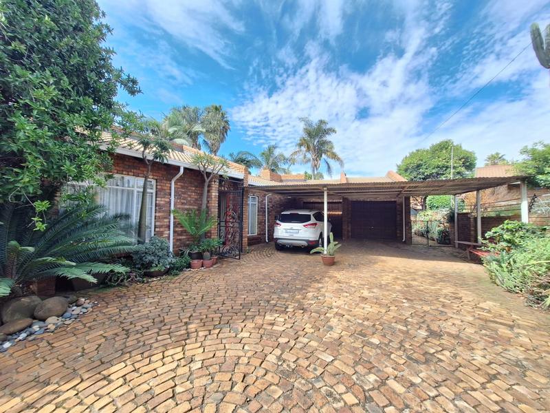 5 Bedroom Property for Sale in Rooihuiskraal North Gauteng