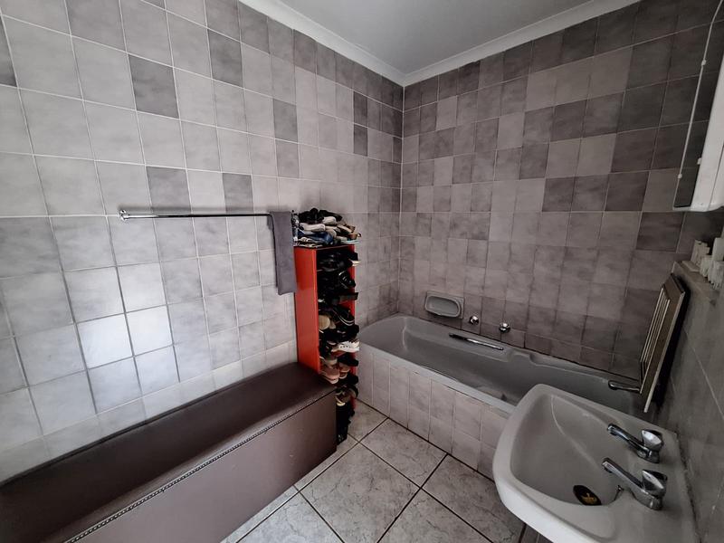 5 Bedroom Property for Sale in Rooihuiskraal North Gauteng