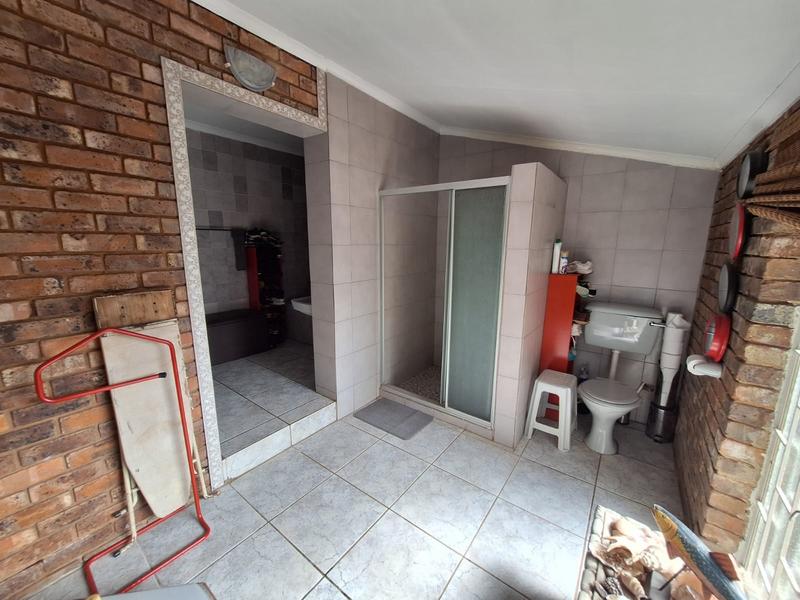 5 Bedroom Property for Sale in Rooihuiskraal North Gauteng