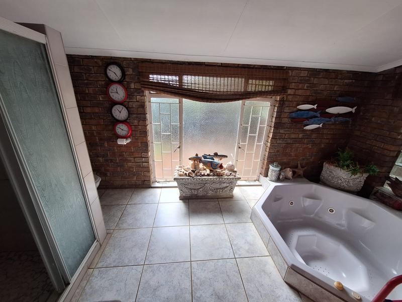 5 Bedroom Property for Sale in Rooihuiskraal North Gauteng