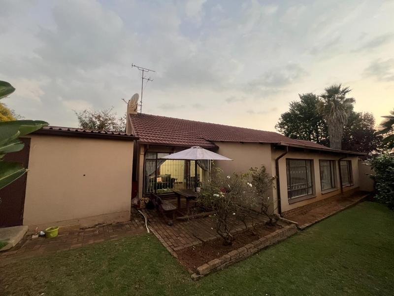 4 Bedroom Property for Sale in Farrarmere Gauteng