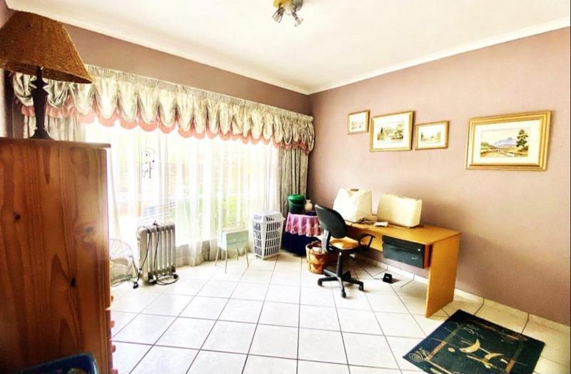 5 Bedroom Property for Sale in Glenvista Gauteng