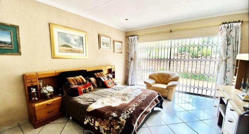 5 Bedroom Property for Sale in Glenvista Gauteng