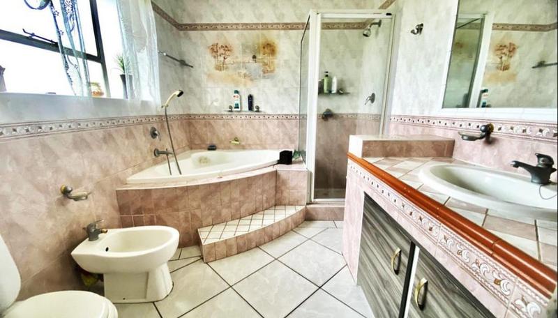 5 Bedroom Property for Sale in Glenvista Gauteng