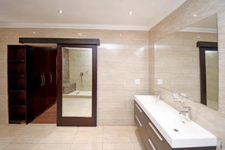 5 Bedroom Property for Sale in Eldoglen Gauteng