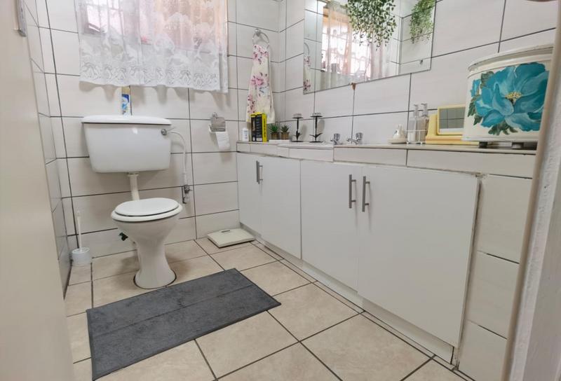 7 Bedroom Property for Sale in Petersfield Gauteng