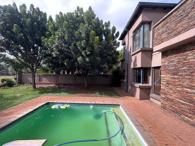 5 Bedroom Property for Sale in Zambezi Country Estate Gauteng