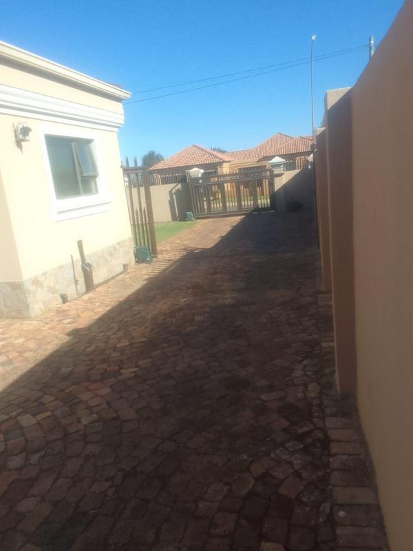 To Let 1 Bedroom Property for Rent in Palm Ridge Gauteng