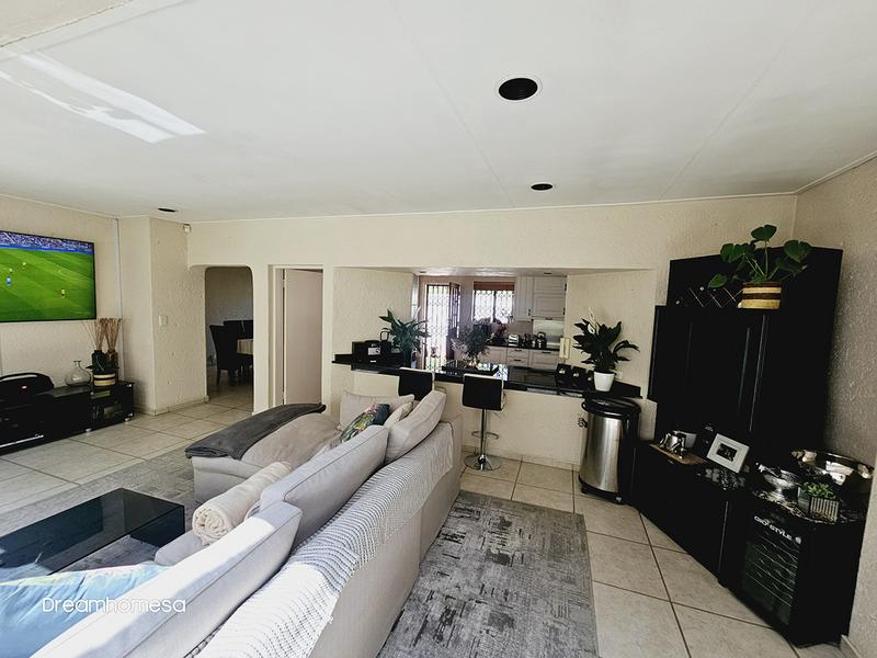 To Let 4 Bedroom Property for Rent in Sandhurst Gauteng