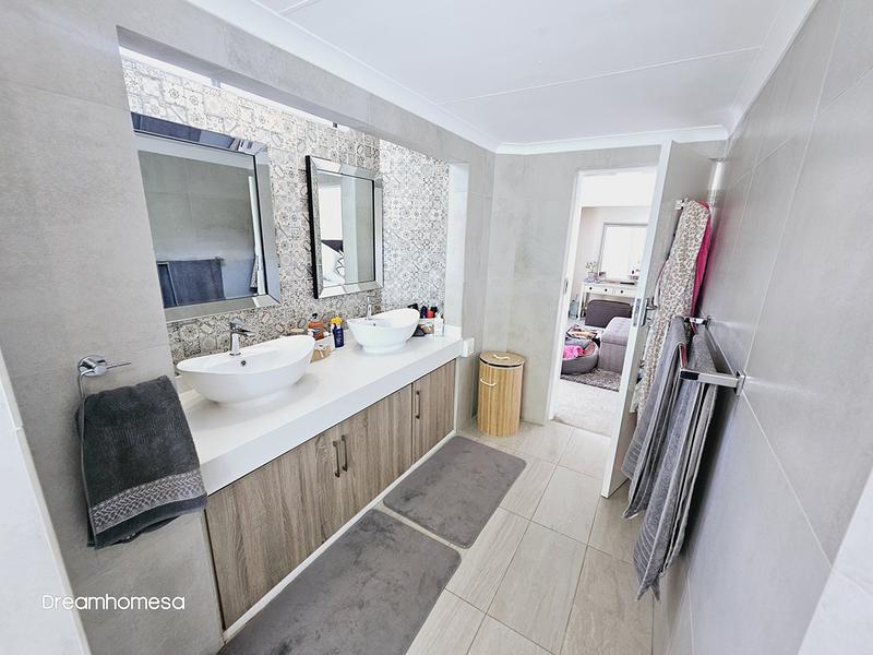 To Let 4 Bedroom Property for Rent in Sandhurst Gauteng