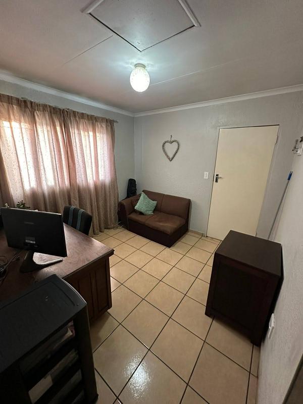 To Let 2 Bedroom Property for Rent in Bardene Gauteng