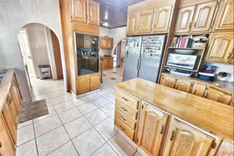 6 Bedroom Property for Sale in Mulbarton Gauteng