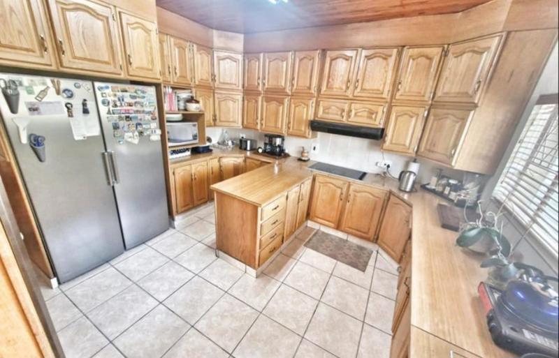 6 Bedroom Property for Sale in Mulbarton Gauteng