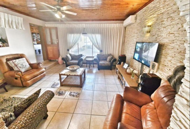 6 Bedroom Property for Sale in Mulbarton Gauteng